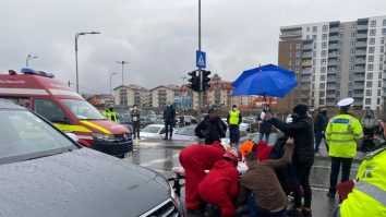 VIDEO. Momentul în care două tinere din Cluj sunt călcate de o mașină pe trecerea de pietoni