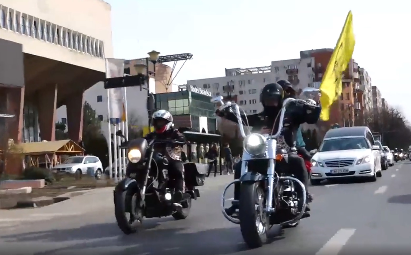 VIDEO. Adi Bărar, liderul trupei Cargo, condus pe ultimul drum de zeci de motociclişti, în Timișoara