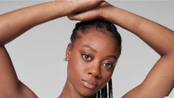 Adidas Women își promovează colecția cu un model cu păr la subraț