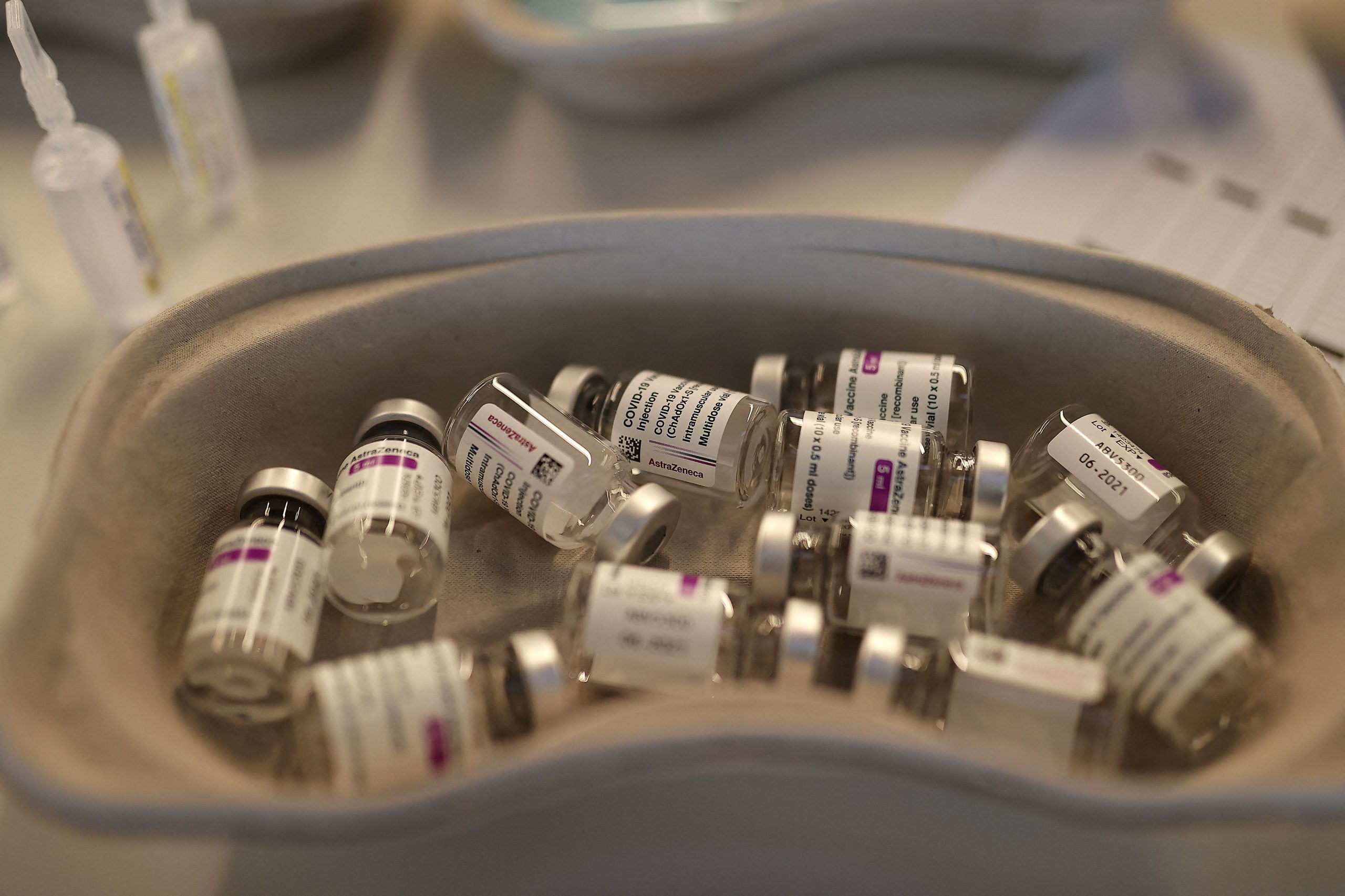 Comisia Europeană nu va reînnoi contractele cu AstraZeneca și Johnson & Johnson