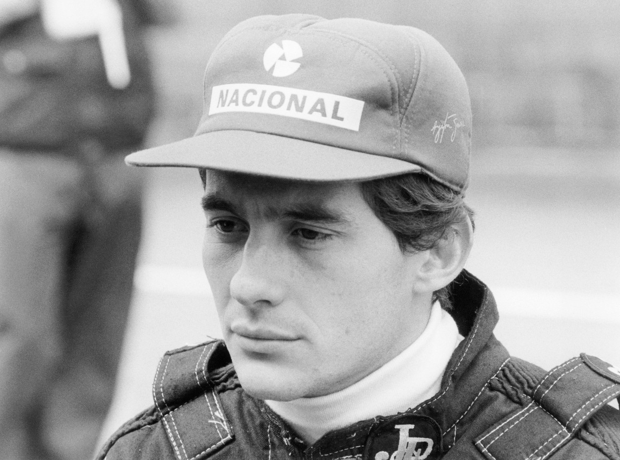 Legendarul pilot brazilian Ayrton Senna ar fi împlinit astăzi 61 de ani. A murit în urma unui accident pe pistă