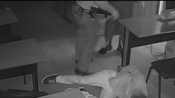 7 polițiști, filmați în timp ce bat și strangulează un bărbat încătușat. Imaginile șocante din Secția 16. VIDEO