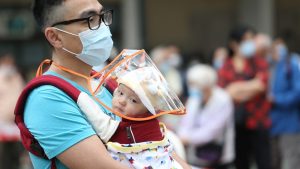 Legarea de pat a bebelușilor aflați în izolare, aprobată în Hong Kong. Practica, intens criticată din cauza consecințelor psihologice