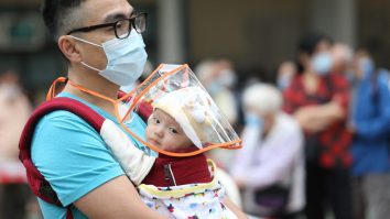 Legarea de pat a bebelușilor aflați în izolare, aprobată în Hong Kong. Practica, intens criticată din cauza consecințelor psihologice