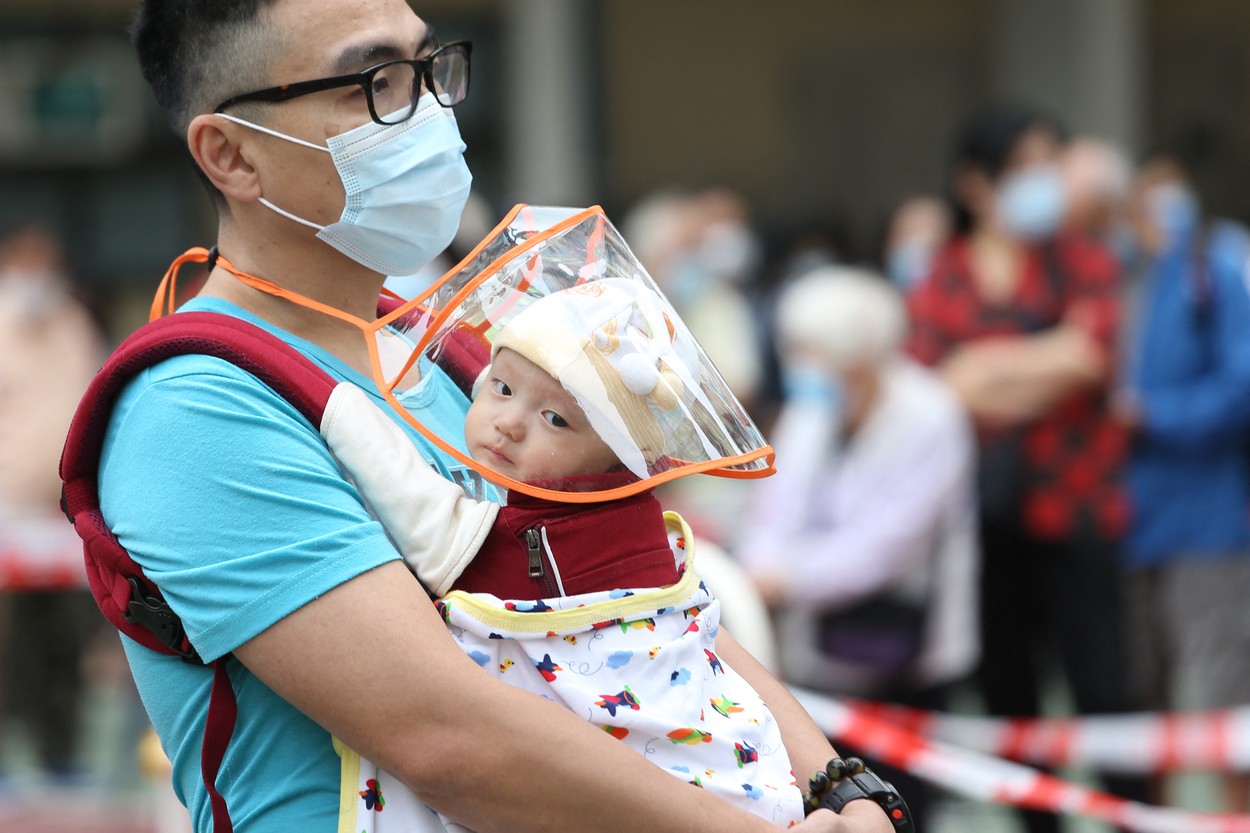 Legarea de pat a bebelușilor aflați în izolare, aprobată în Hong Kong. Practica, intens criticată din cauza consecințelor psihologice