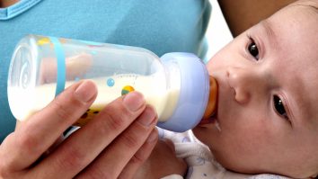 FDA lucrează pentru a permanentiza vânzările internaționale de lapte praf pentru copii pe fondul penuriei