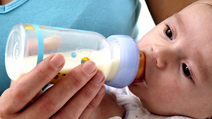 FDA lucrează pentru a permanentiza vânzările internaționale de lapte praf pentru copii pe fondul penuriei