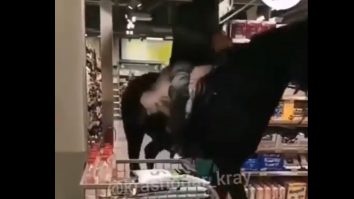 VIDEO. Momentul în care un bărbat intră într-un supermaket călare pe un cal și se apucă de cumpărături