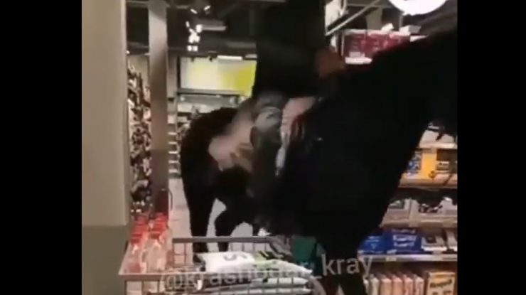 VIDEO. Momentul în care un bărbat intră într-un supermaket călare pe un cal și se apucă de cumpărături