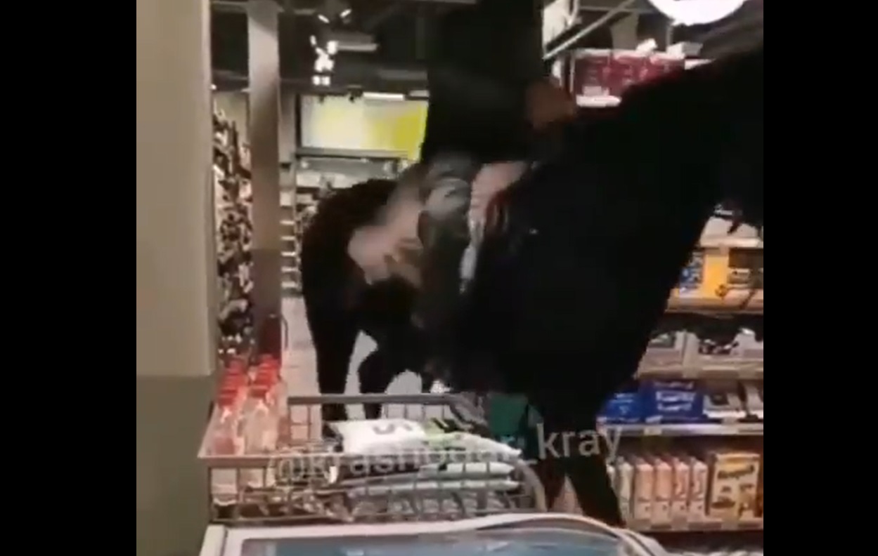 VIDEO. Momentul în care un bărbat intră într-un supermaket călare pe un cal și se apucă de cumpărături