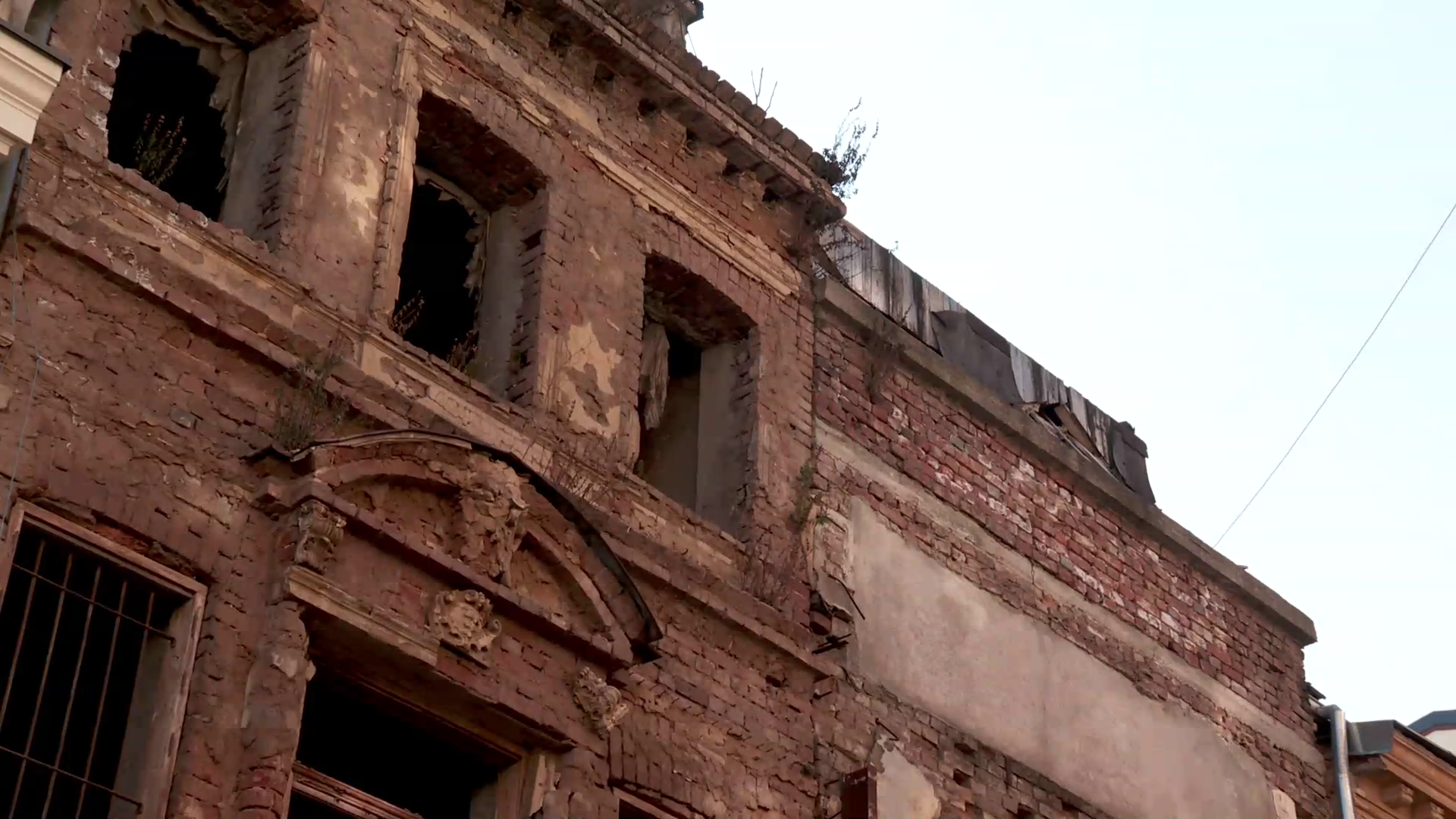 Procedurile de reabilitare a clădirilor afectate de cutremurul din 1977 au rămas în aer. „Reparaţie nu înseamnă consolidare”