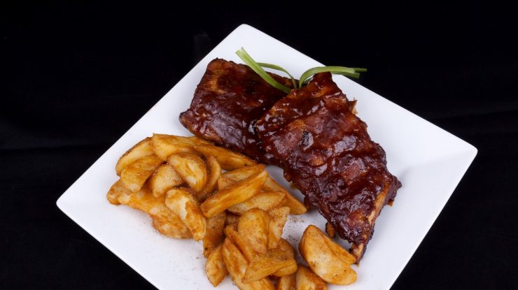 Studiu: Consumul de carne creşte riscul bolilor de inimă, diabetului sau pneumoniei