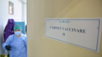 Românii plătesc pentru incompetenţa statului. Preţul unei zile pierdute de vaccinare cu AstraZeneca