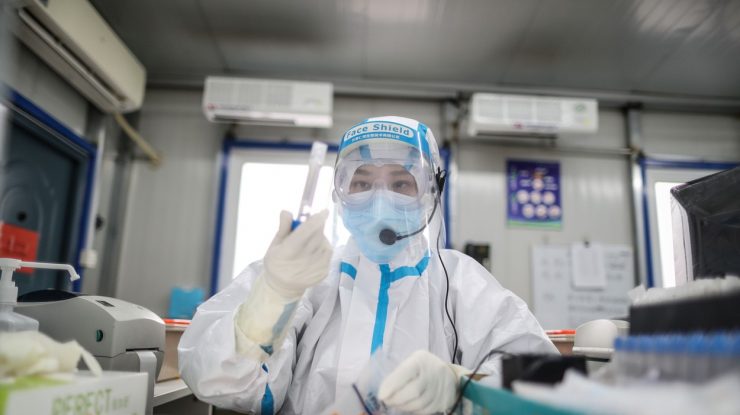 China face obligatorii testele anale pentru COVID-19 pentru toți turiștii care sosesc în țară