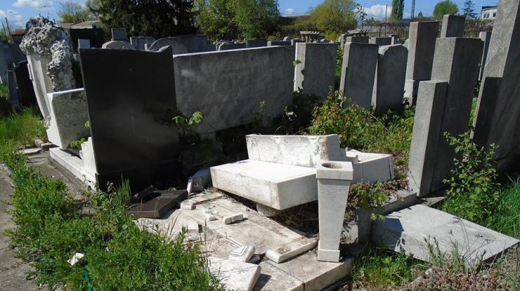 O fetiță de 3 ani se trezește la propria înmormântare după ce medicii au spus că a murit din cauza unei boli de stomac