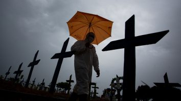 Angajatul unui cimitir a murit după ce a fost îngropat de viu într-un mormânt