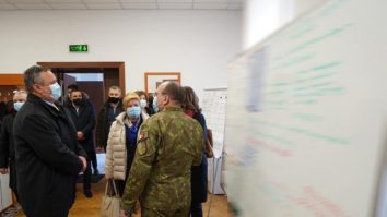 Gafă a ministrului Apărării: Nicolae Ciucă a postat din greșeală pe Facebook parole de acces ale unui call center al Armatei