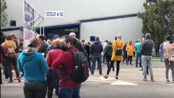 Sute de oameni au format cozi în fața unui centru de vaccinare. Medicii și asistentele nu au respectat programările. VIDEO