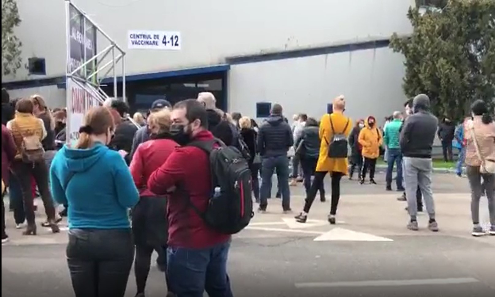 Sute de oameni au format cozi în fața unui centru de vaccinare. Medicii și asistentele nu au respectat programările. VIDEO