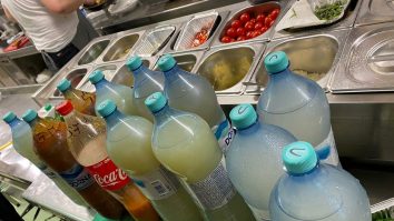 Protecția Consumatorului a amendat mai multe magazine din București și Ilfov. Vindeau mâncare expirată și supă ținută în sticle de plastic