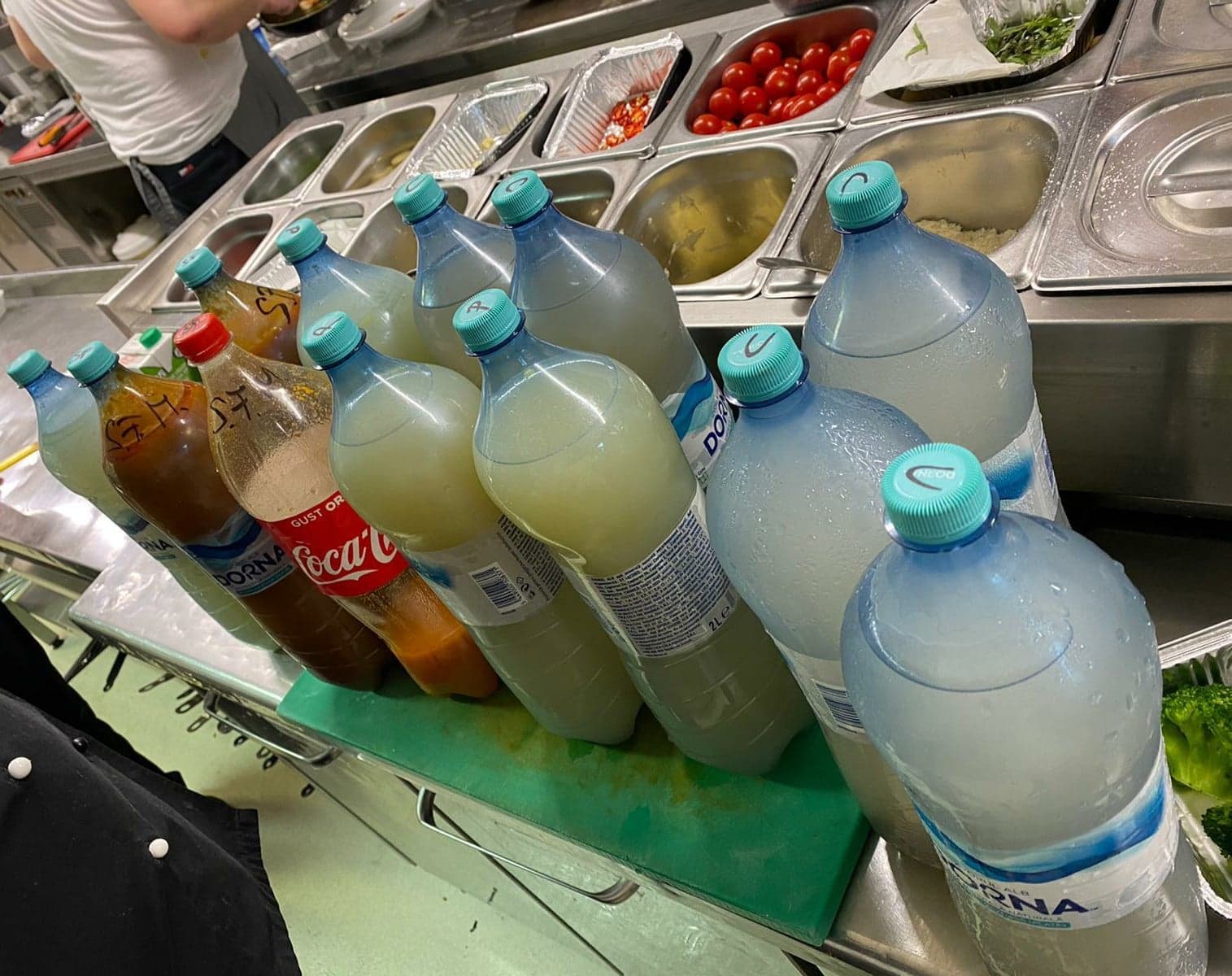 Protecția Consumatorului a amendat mai multe magazine din București și Ilfov. Vindeau mâncare expirată și supă ținută în sticle de plastic