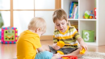 Zilnic folosești obiecte care conțin substanțe nocive pentru cei mici. Cum poți reduce expunerea copiilor la astfel de produse