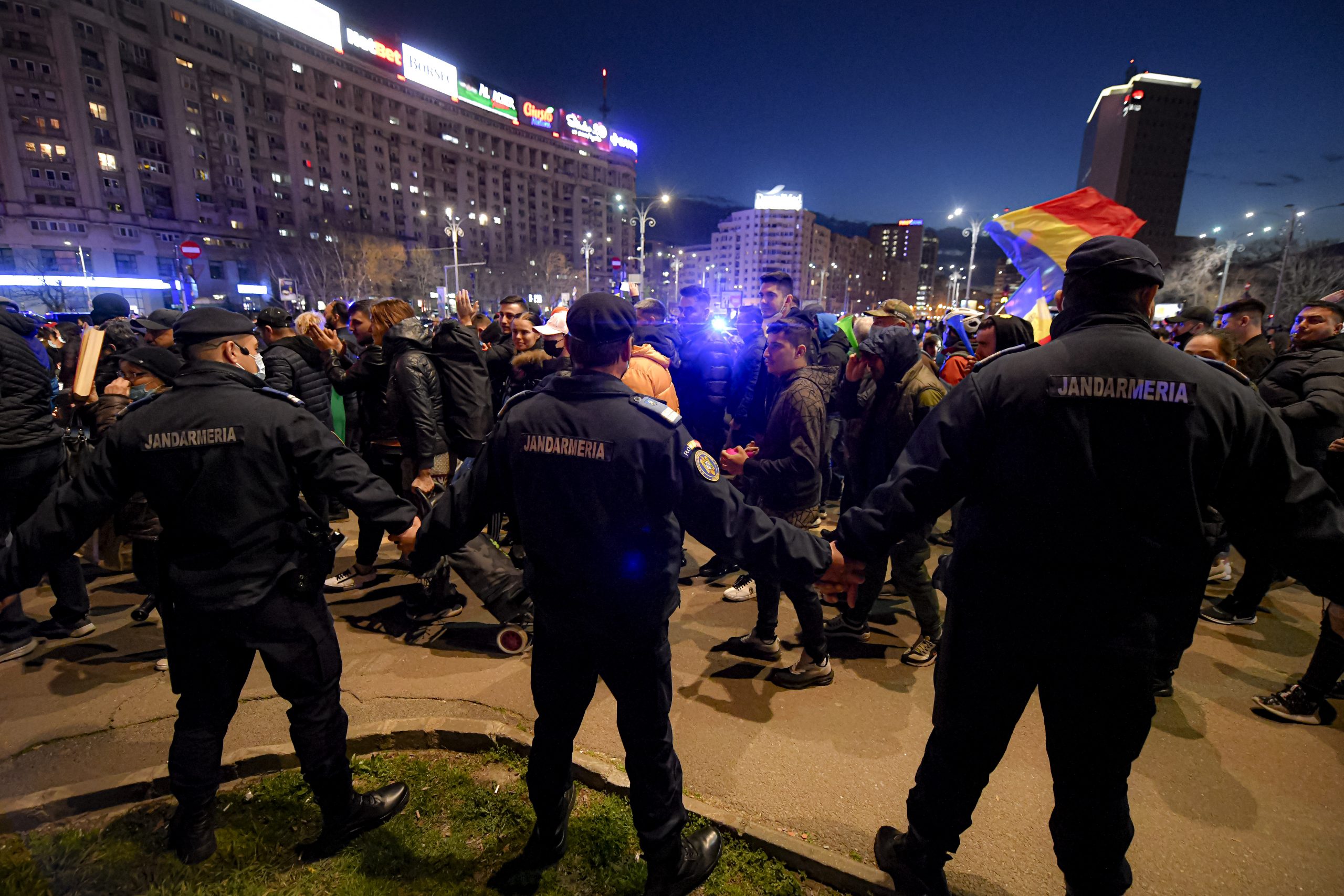 Violențele din timpul protestelor. Manifestanții din București au aruncat cu pietre și sticle în jandarmi
