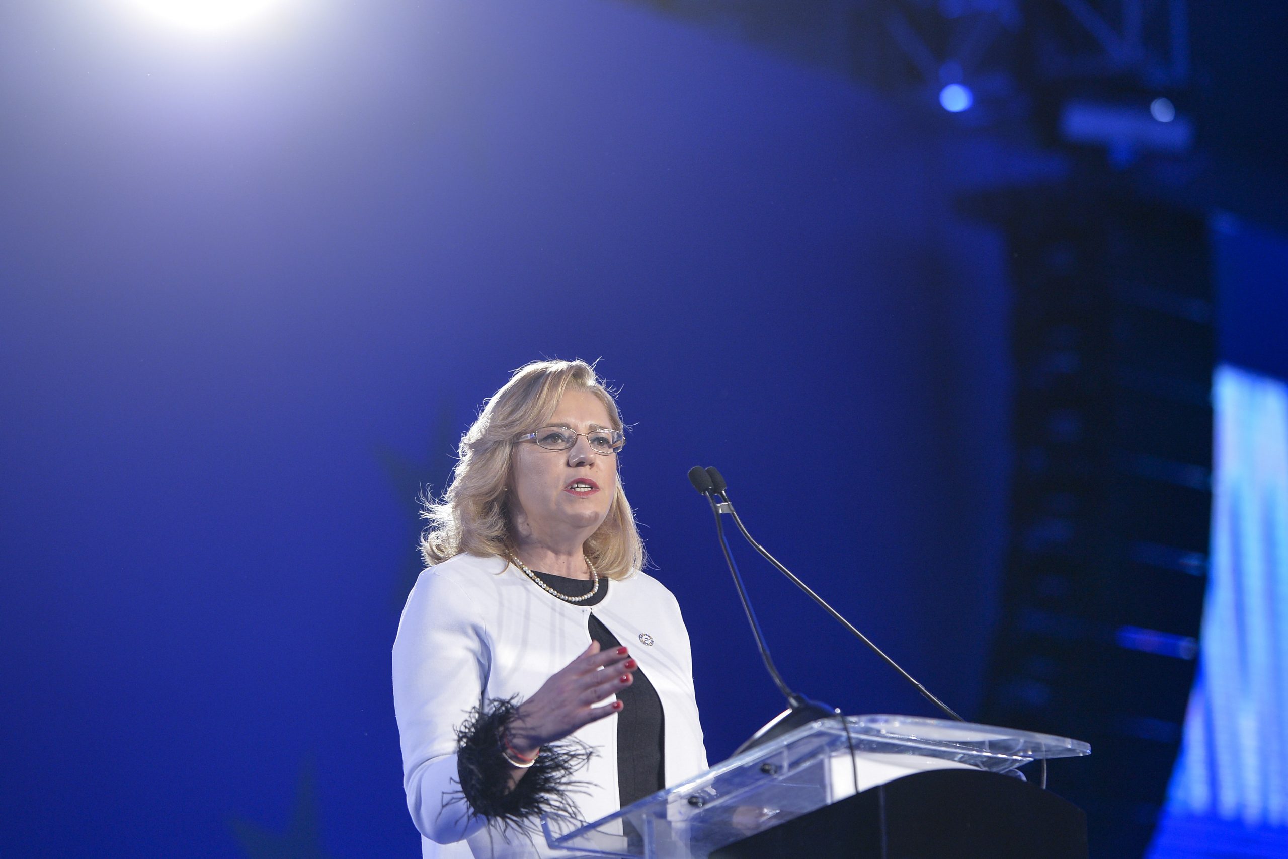 Povestea Corinei Crețu. Cum a ajuns de la Fabrica de Mașini-Unelte Blaj să conducă politica de dezvoltare a 28 de state membre UE