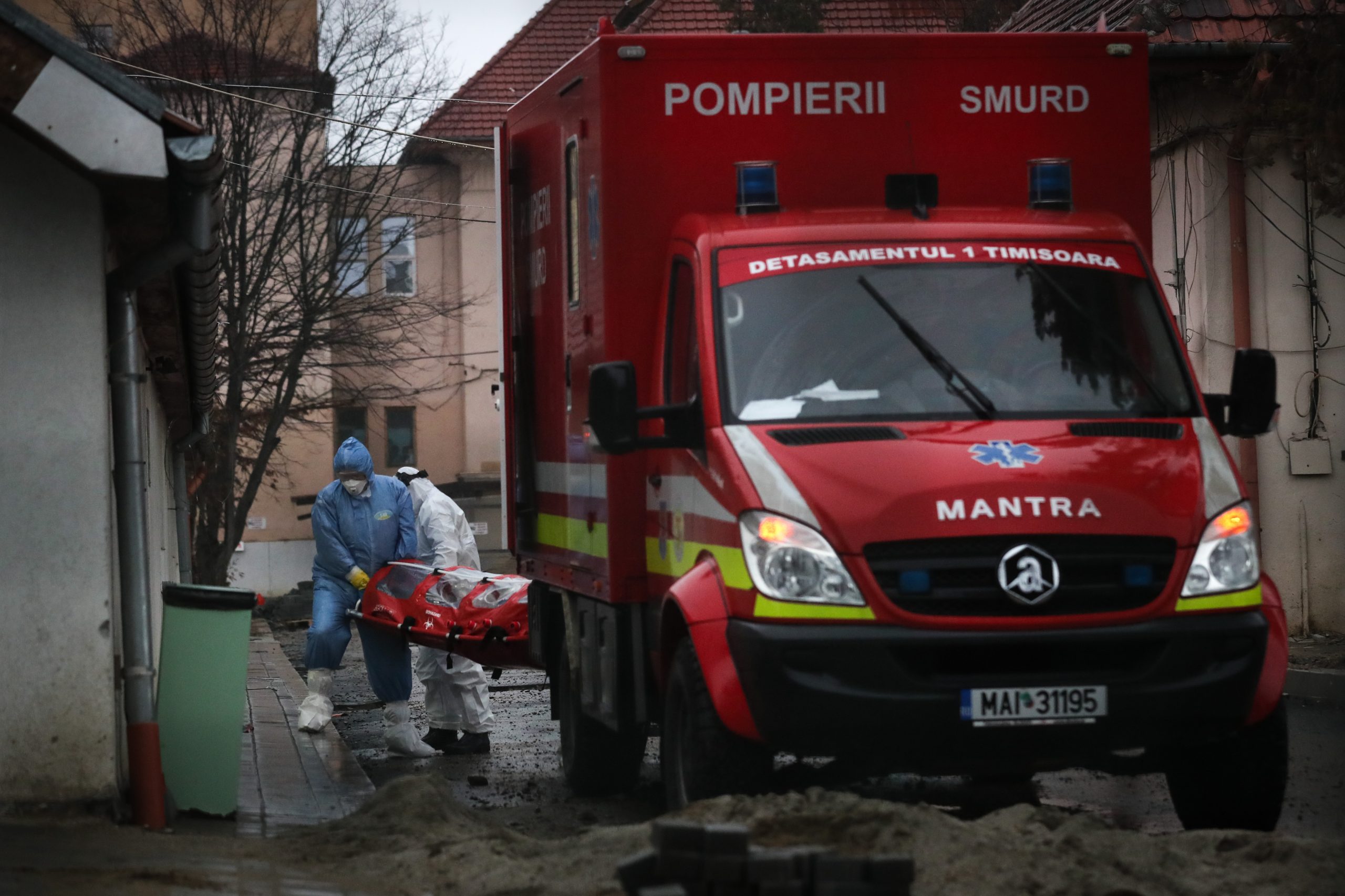 Un tânăr de 25 de ani, în stare gravă, după ce a căzut în gol de la etajul 5 al blocului la care lucra