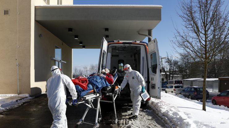 Medici COVID ambulanță