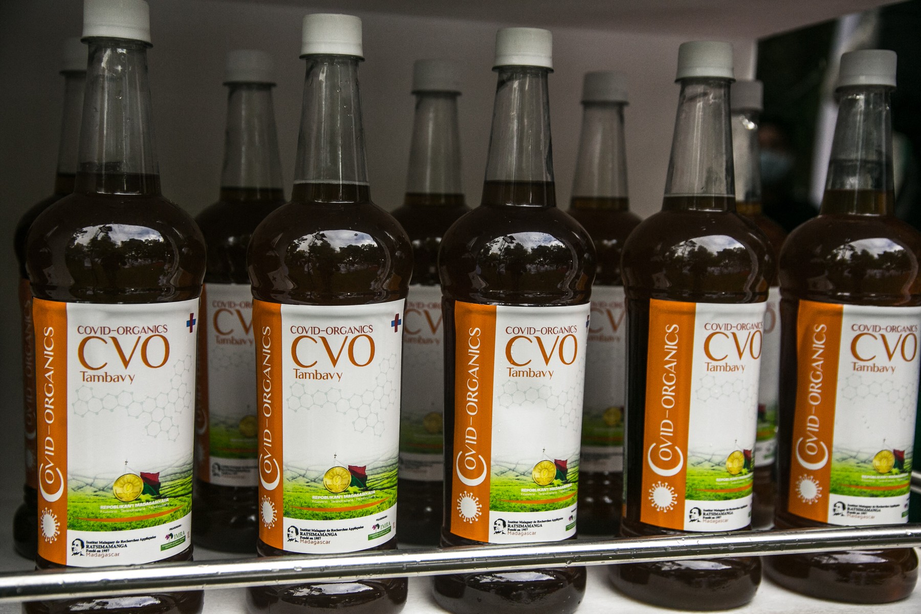 Cele mai bizare leacuri împotriva COVID-19. Mii de oameni care le-au încercat au murit