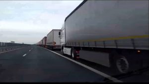 Cozi interminabile de TIR-uri la ieșirea din România spre Ungaria. Șoferii așteptă și opt ore să iasă din țară. VIDEO