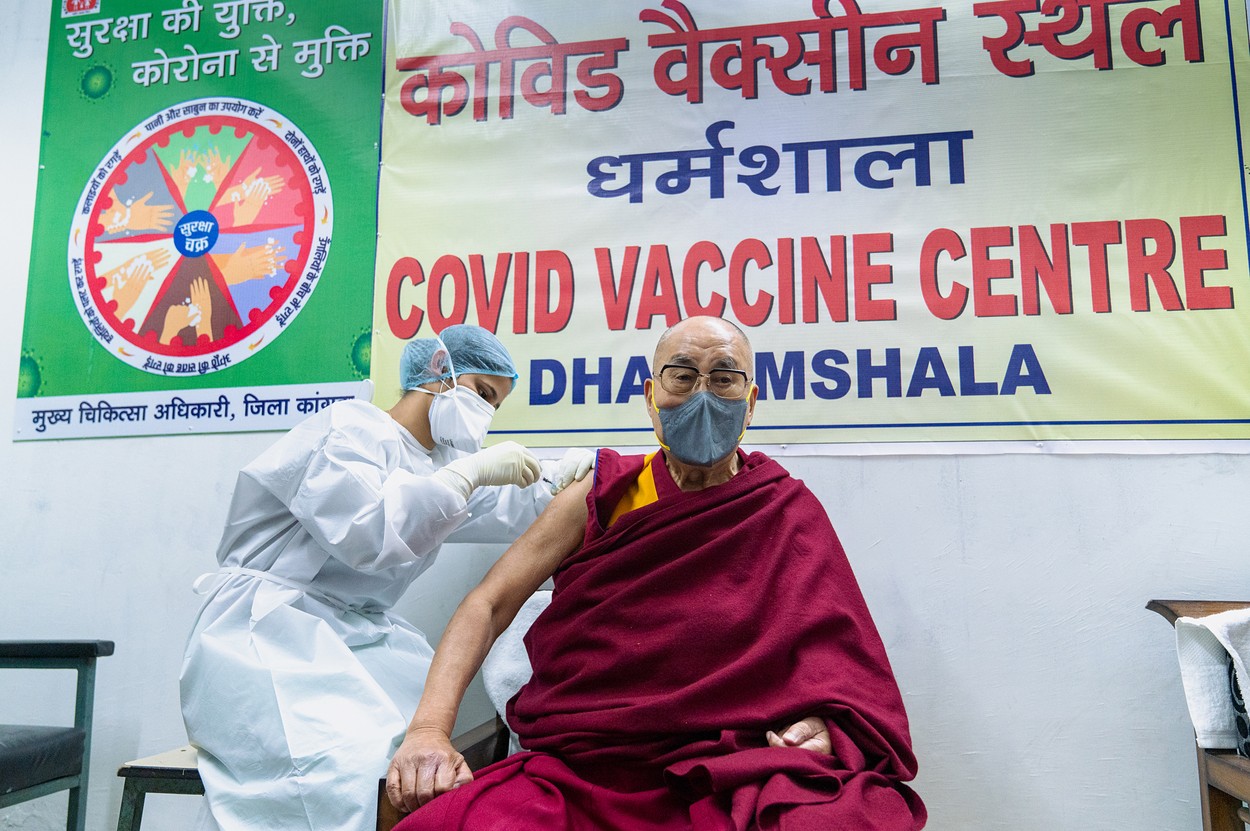 Dalai Lama s-a vaccinat împotriva Covid: „Mai mulți oameni ar trebui să aibă curaj să facă asta”