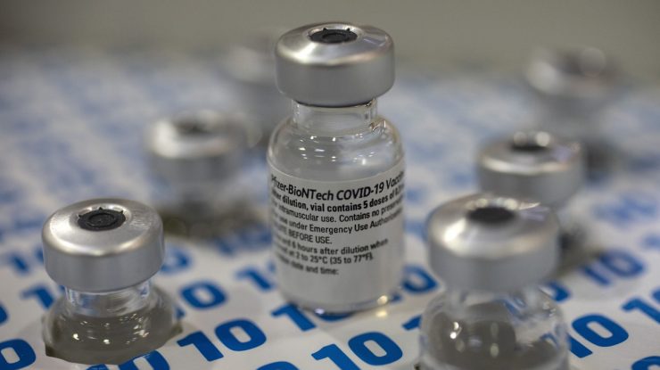 18 doze de vaccin Pfizer au fost aruncate la gunoi, din greșeală, în Arad