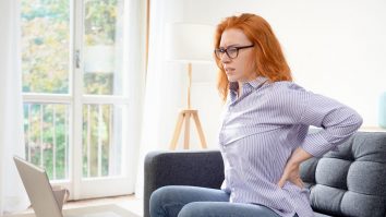 Numărul persoanelor care se plâng de dureri de spate a crescut cu peste 30% în pandemie. Cum poți avea grijă de postură acasă