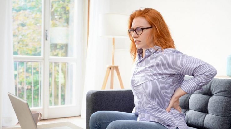 Numărul persoanelor care se plâng de dureri de spate a crescut cu peste 30% în pandemie. Cum poți avea grijă de postură acasă