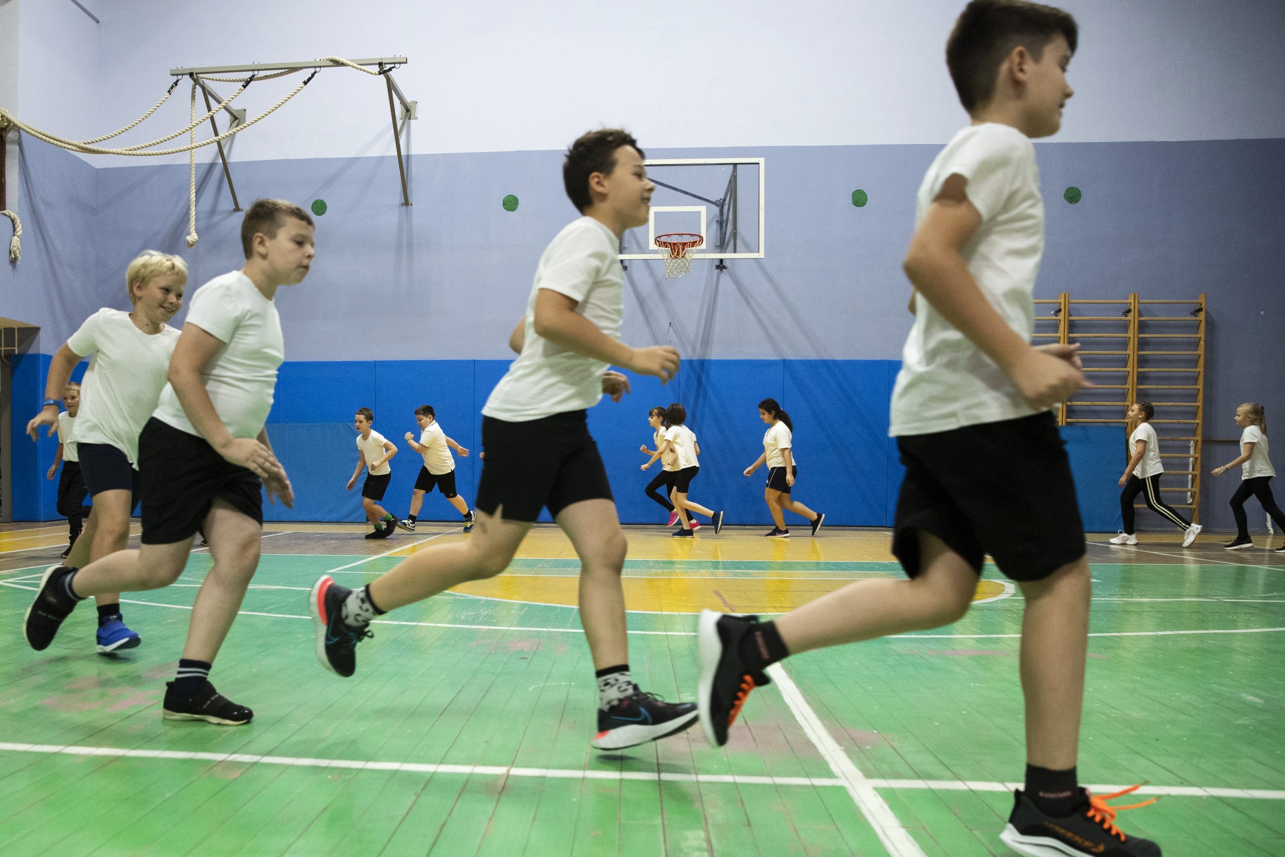 Ministerul Sănătății nu vrea ca elevii să renunțe la măști în sălile de sport. Reacția lui Eduard Novak