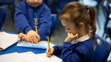 Marea Britanie reia cursurile fizice. Soluția britanicilor pentru a ține școlile deschise fără să le transforme în focare