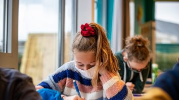 o eleva cu masca pe fata la scoala.