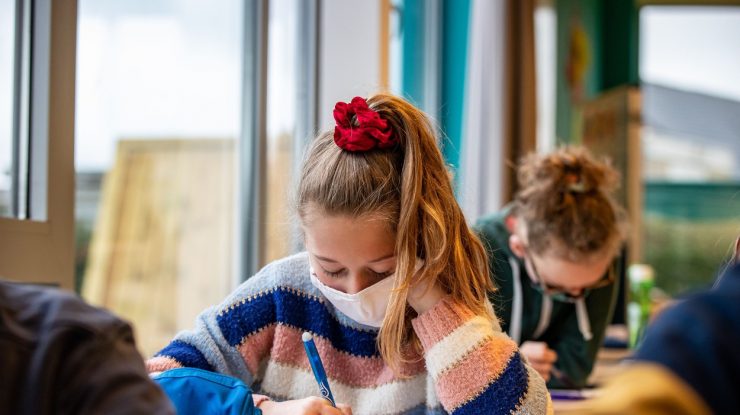 o eleva cu masca pe fata la scoala.