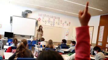 Administrația Biden înjumătățește distanța minimă recomandată pentru elevi: „Un plan bazat pe dovezi pentru a ajuta școlile”