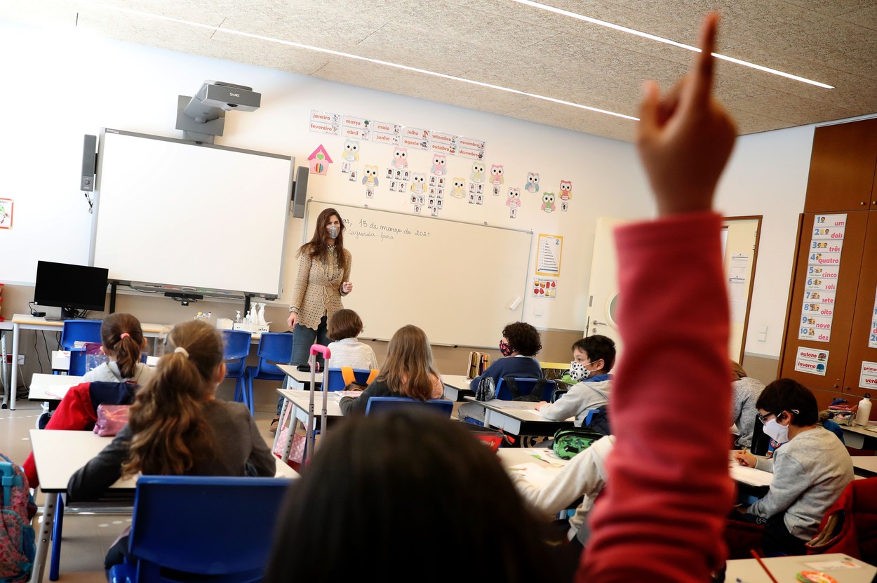 Administrația Biden înjumătățește distanța minimă recomandată pentru elevi: „Un plan bazat pe dovezi pentru a ajuta școlile”