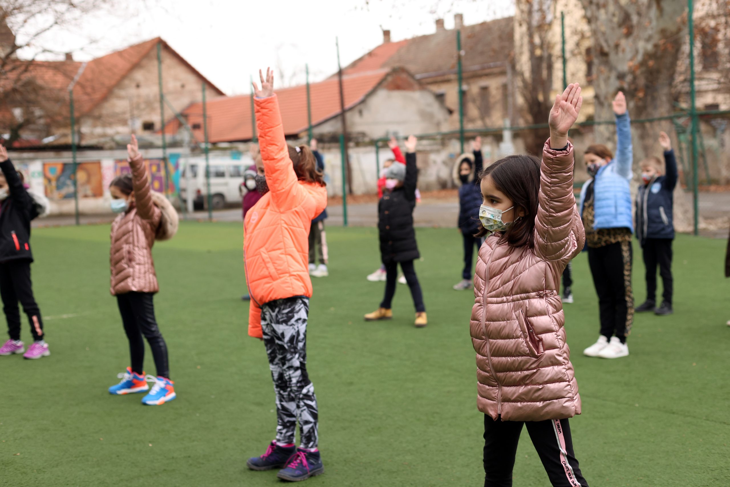 Cu sau fără măști la orele de sport? Medic: „Doar la orele în aer liber“. Reacția ministrului Educației