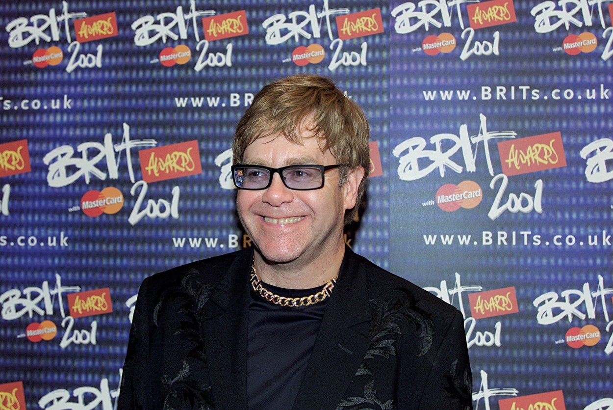 Elton John, revoltat după ce Vaticanul a anunţat că este împotriva uniunilor cuplurilor gay