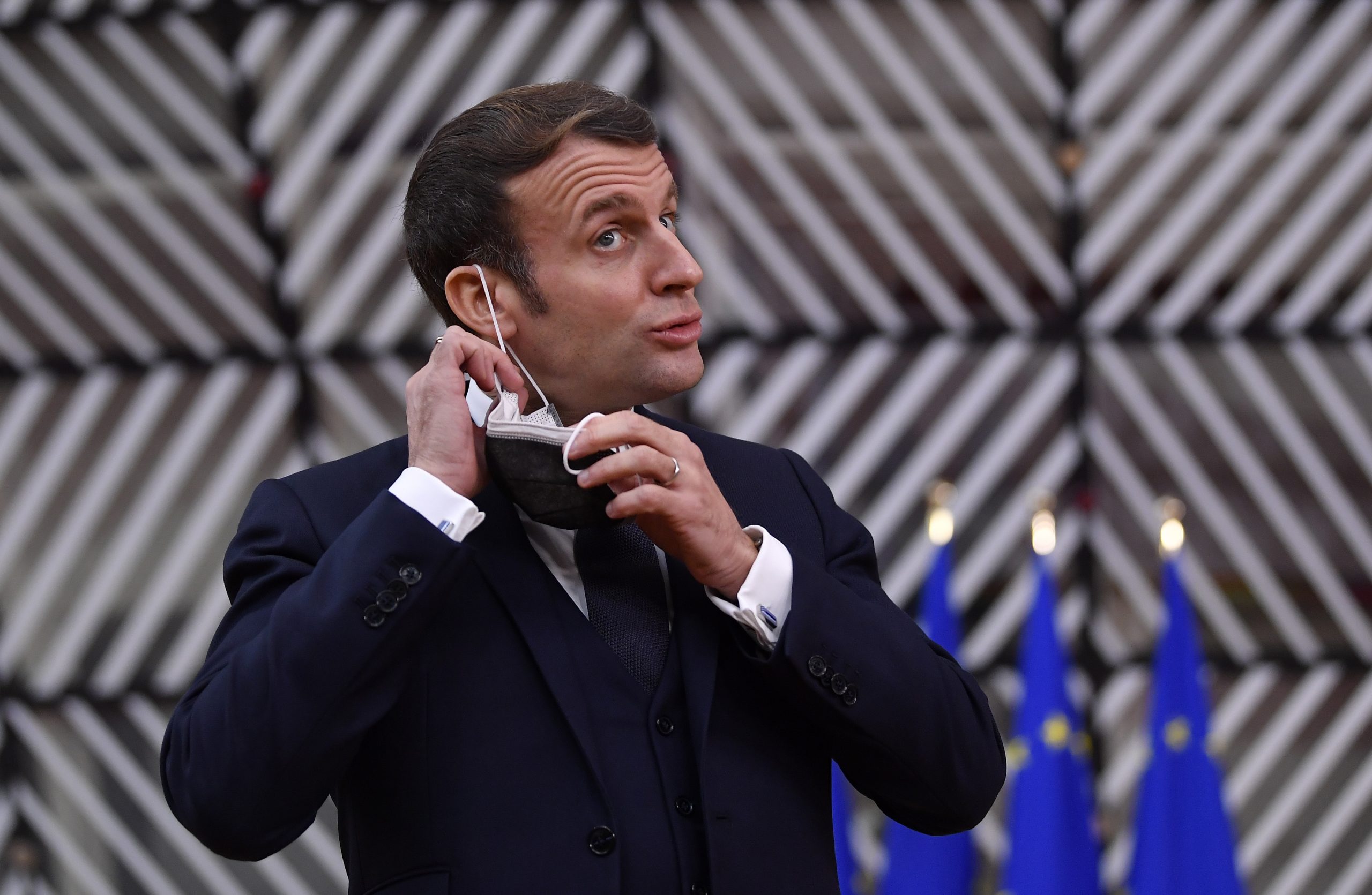 Emmanuel Macron spune că UE s-a mişcat prea încet în asigurarea vaccinului anti Covid pentru ţările membre