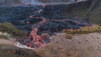 VIDEO. Islandezii, în vizită la vulcanul care a erupt după 800 de ani de inactivitate