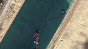 Nava imensă blocată în Canalul Suez a fost mișcată pentru prima dată de la declanșarea crizei ﻿