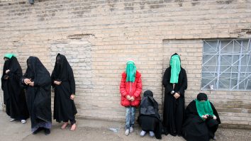 O femeie din Iran a fost executată de fiica sa, în baza unei legi care le permite copiilor să se răzbune pe părinți