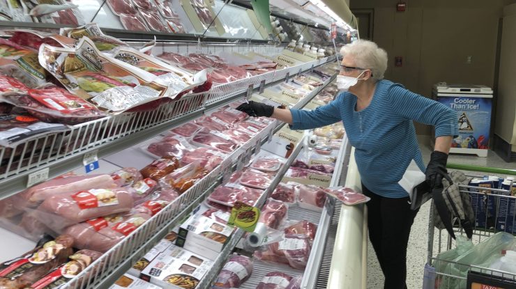 Studiu. Patru români din zece au redus consumul de carne în ultimele 12 luni