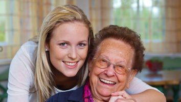 Cum au profitat studenții din Franța de pensionari în timpul pandemiei de coronavirus